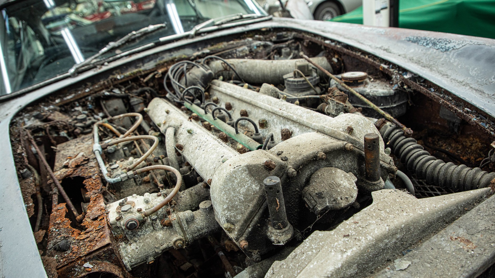 Aston Martin DB5 Vantage z 1965 r. wyremontowany po 45-letnim postoju na dworze