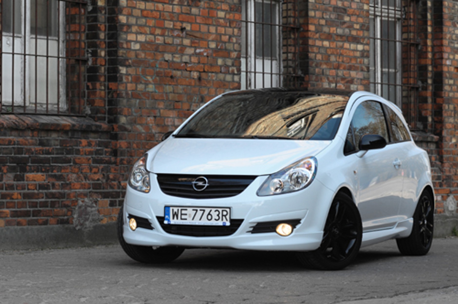Opel Corsa 1.4 Black and White Intouch: Kontrast  emocjonalny