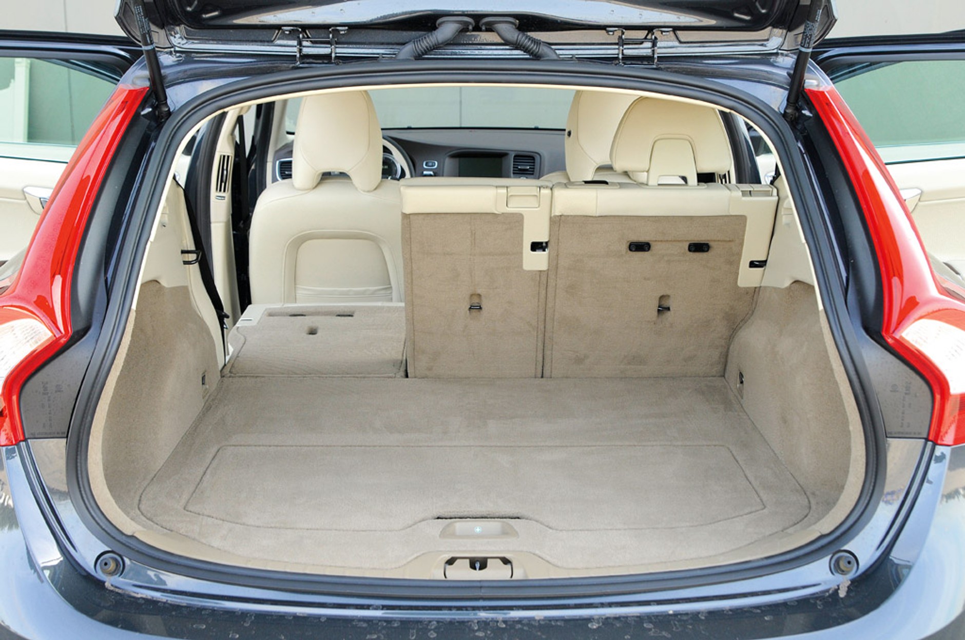 Hyundai podnosi poprzeczkę. Czy i40 pokona Passata, Superba, Mazdę 6 oraz Volvo V60 i Peugeota 508?