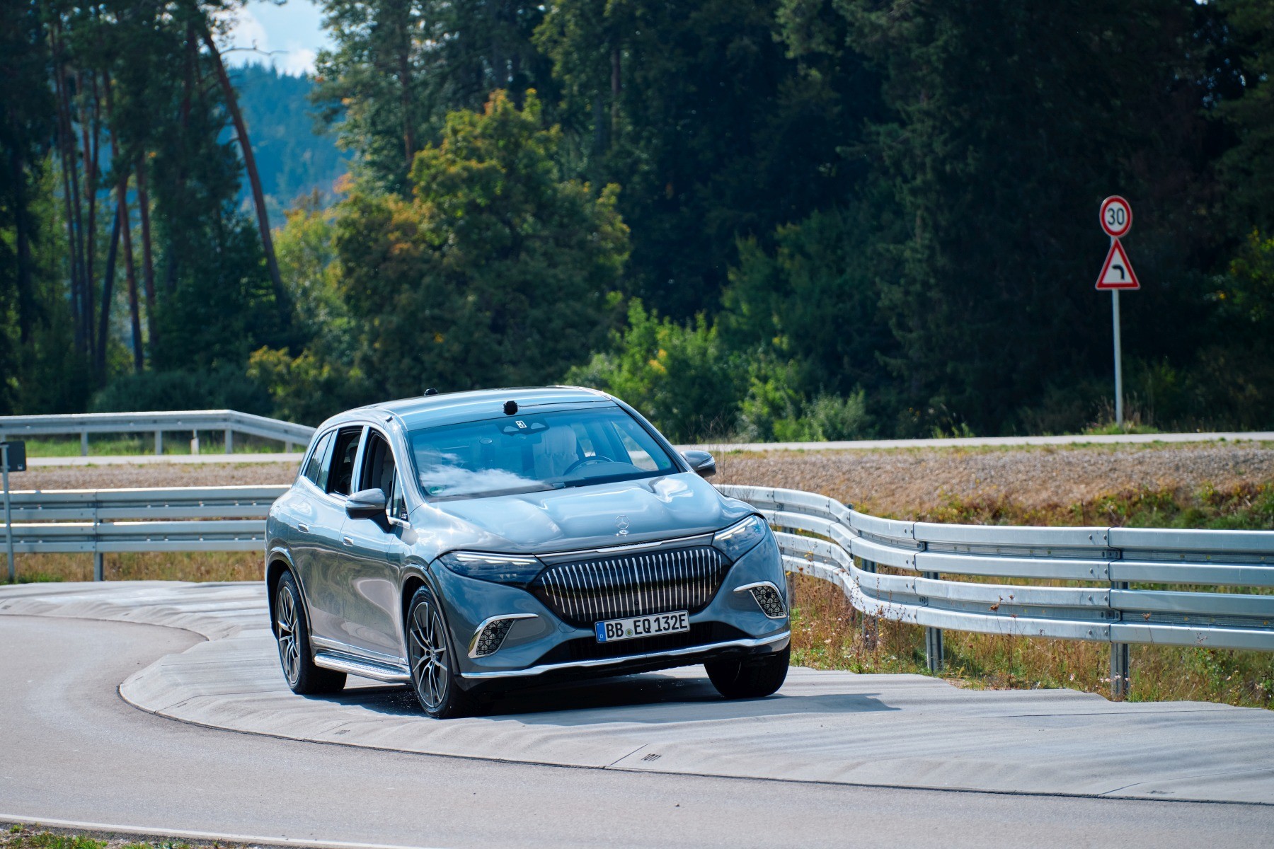 Mercedes-Maybach EQS jadący bez kierowcy po torze Heide