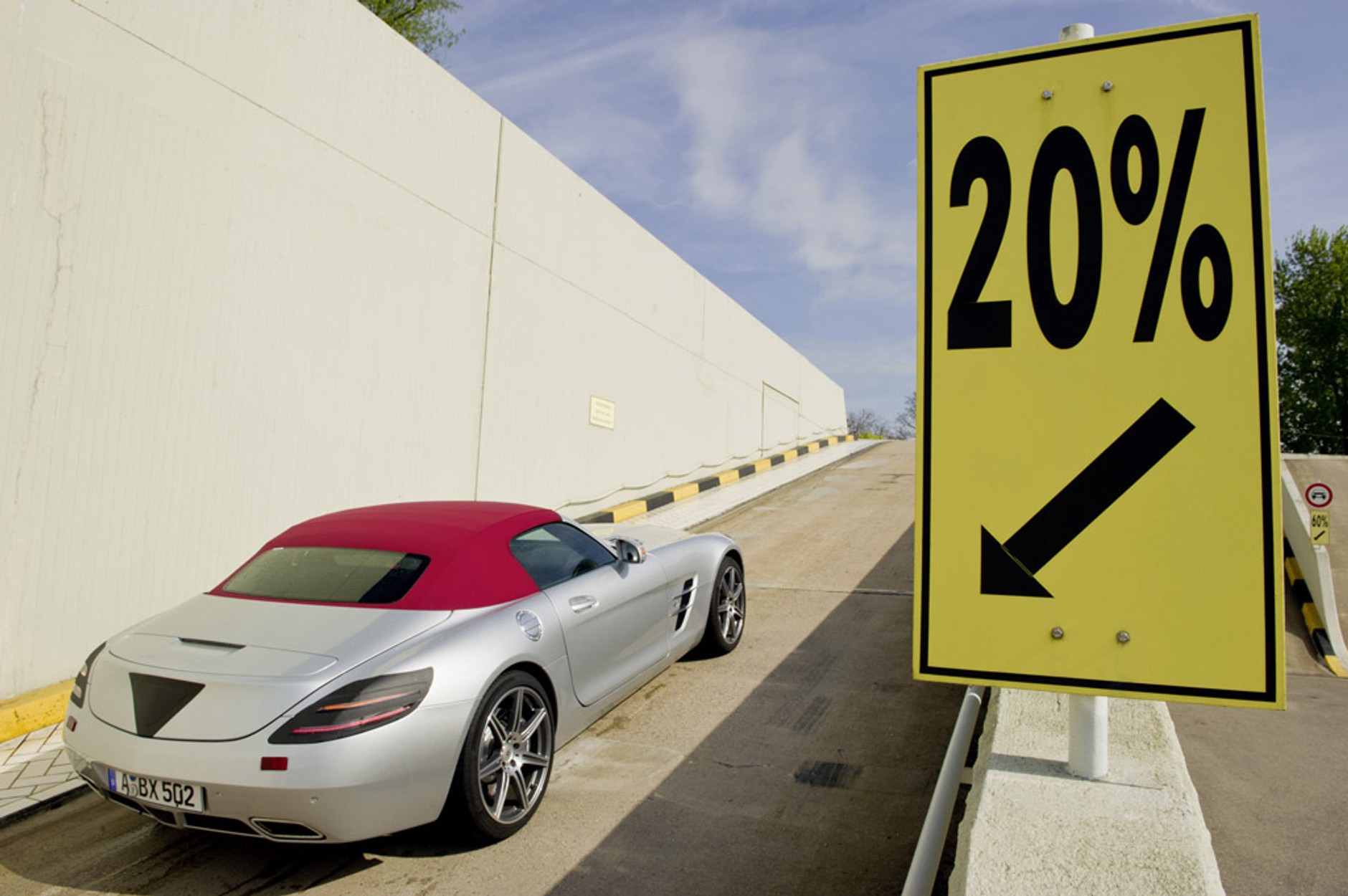 Mercedes SLS AMG Roadster: 571 KM w sam raz jak na roadster