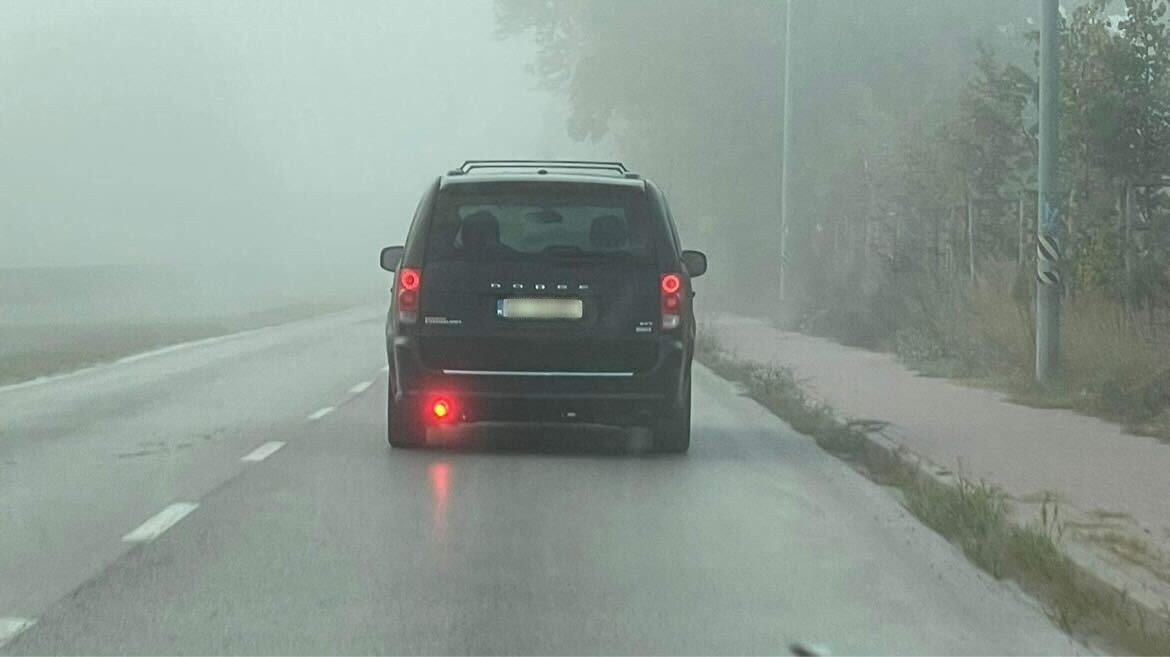 Przy niewielkim ograniczeniu widoczności należy używać świateł mijania lub świateł przeciwmgłowych przednich. Przeciwmgłowe tylne są zakazane