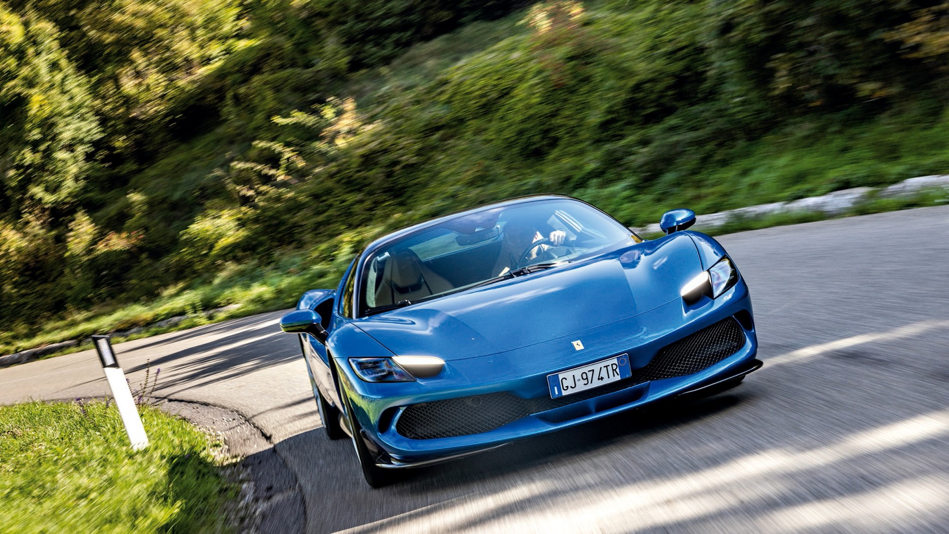 Z dala od toru wyścigowego Ferrari 296 GTS sprawia również wiele radości, zwłaszcza podczas jazdy krętymi górskimi drogami