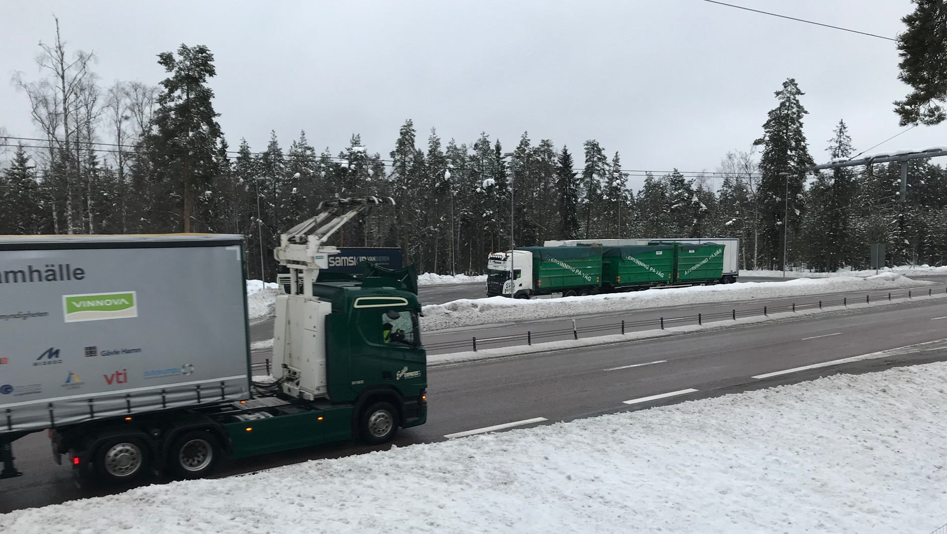Hybrydowa Scania R450 na drodze E16 w Szwecji