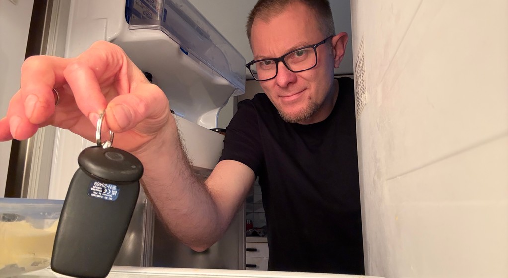 Chowanie kluczyka do lodówki to jeden ze sposobów na zabezpieczenie auta przed kradzieżą. Skuteczny?