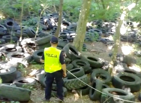 Las pod Olsztynem pełny starych opon... To przestępstwo! [Wideo]