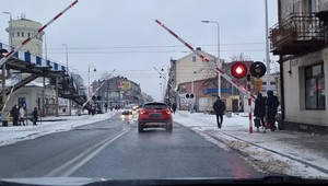 Wjechała na przejazd podczas podnoszenia szlabanów. Dostała 2 tys. zł mandatu 