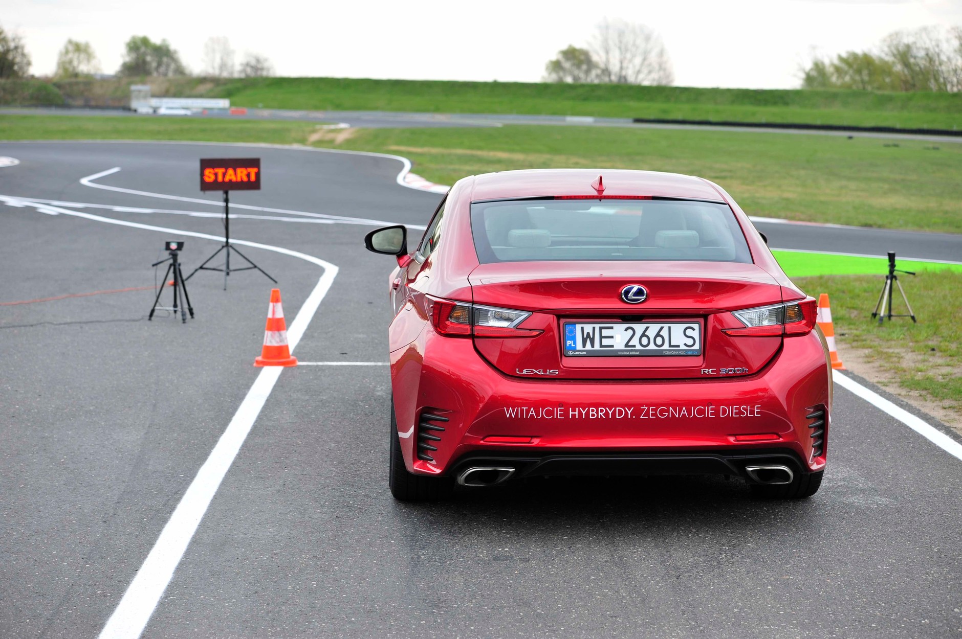 Lexus RC 300h w próbie na torze kartingowym