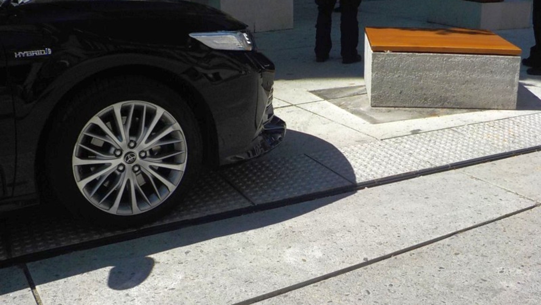 Toyota wjechała na plac Pięciu Rogów w Warszawie