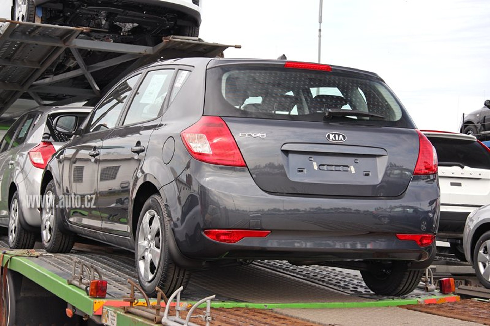 Zdjęcia szpiegowskie: zmodernizowana Kia Ceed Sporty Wagon (fotogaleria)