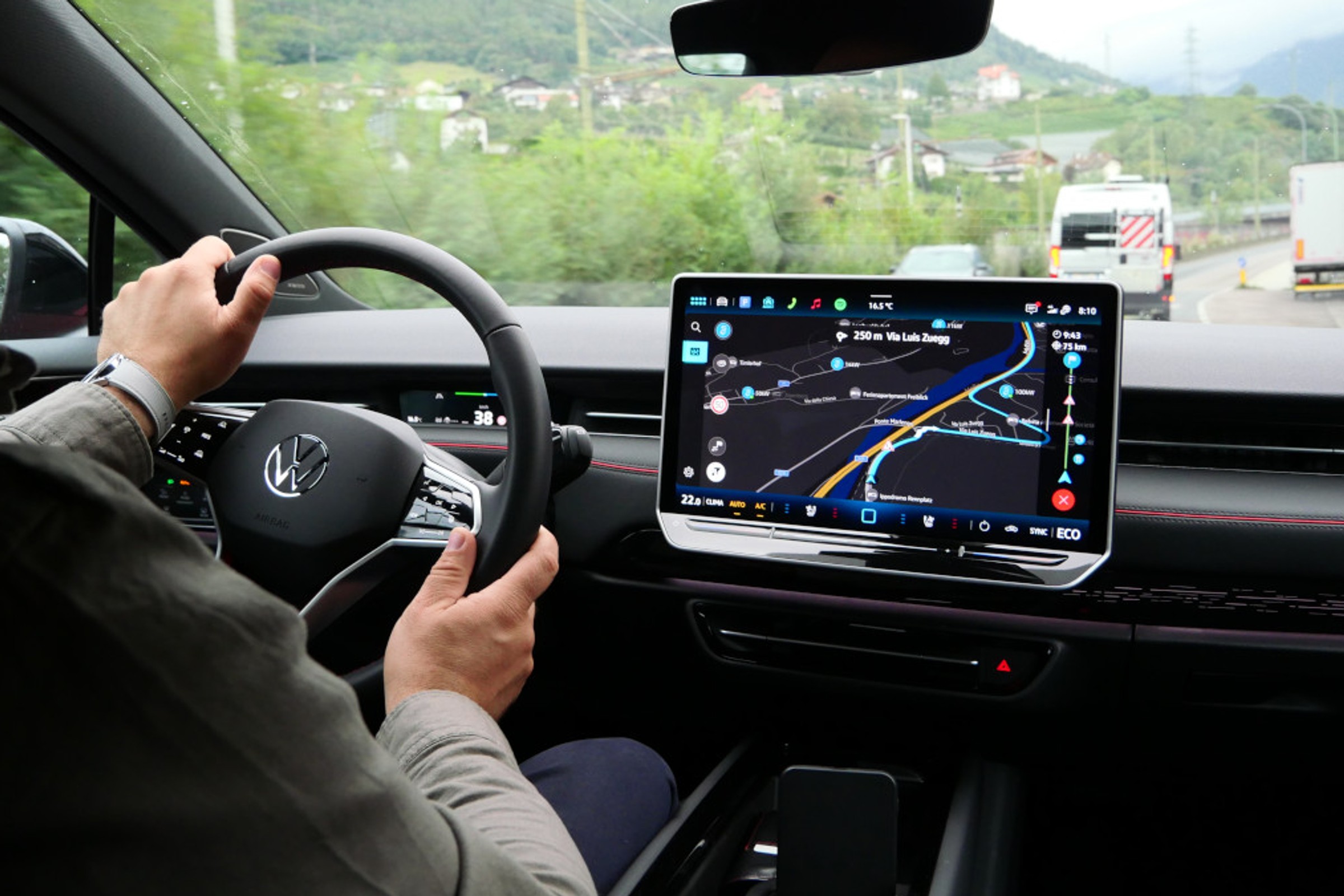 Niezwykle wygodna, ale niebezpieczna funkcja w aucie. Eksperci mówią o zaniku odruchu