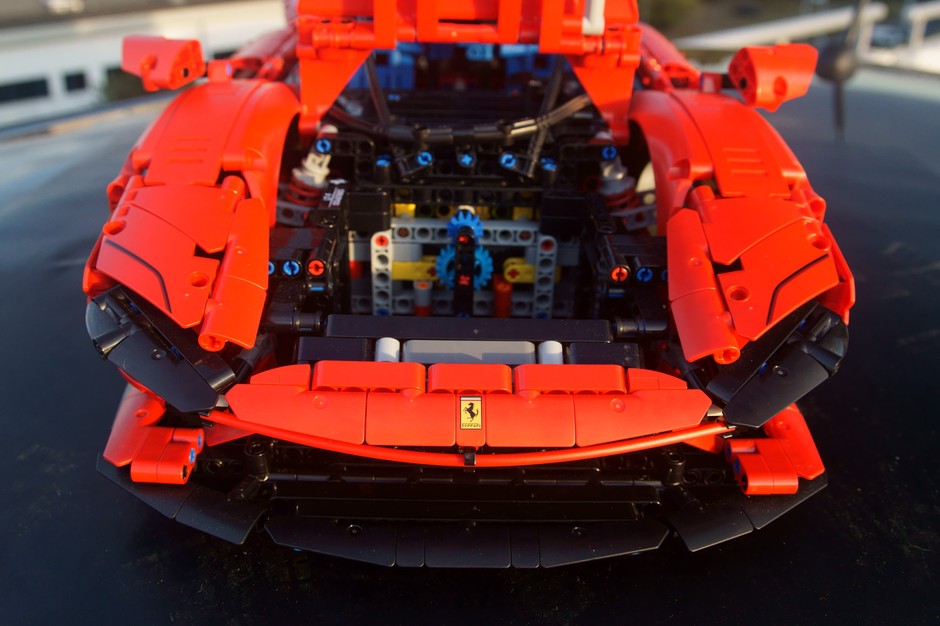 Ferrari Daytona SP3 w skali 1:8 z klocków LEGO