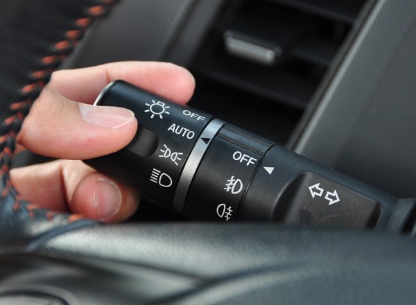 Kierowcy znowu zapominali o odpowiednich światłach. Tryb "auto" nie zawsze działa