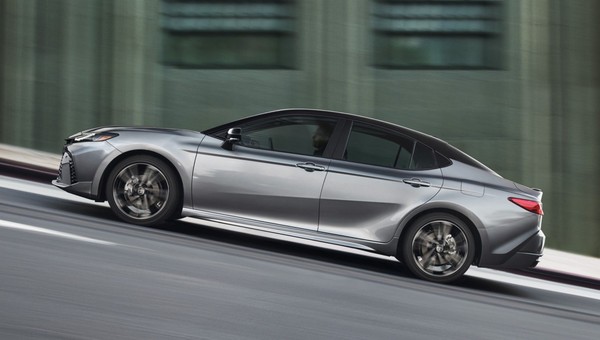 Nowa Toyota Camry. Mamy jej pierwsze zdjęcia i wiemy, czy trafi do Polski