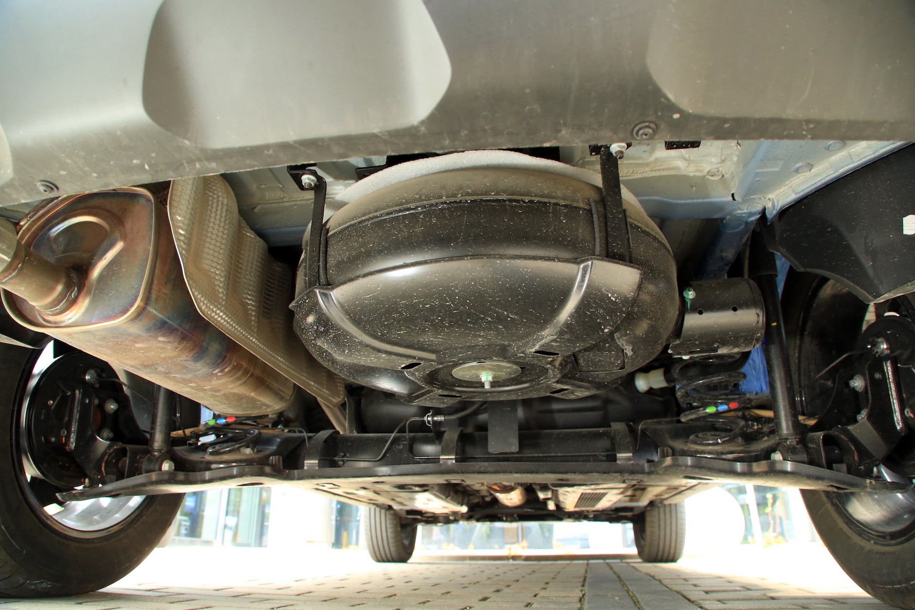 W wielu nowych modelach nawet wygospodarowanie miejsca na butlę bywa trudne – w Dacii Duster z fabrycznym gazem to nie problem.