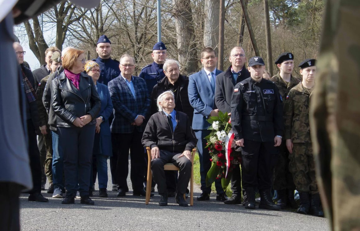Odsłonięcie tablicy upamiętniającej ofiary katastrofy autokarowej w Skwierzynie w 1965 r.