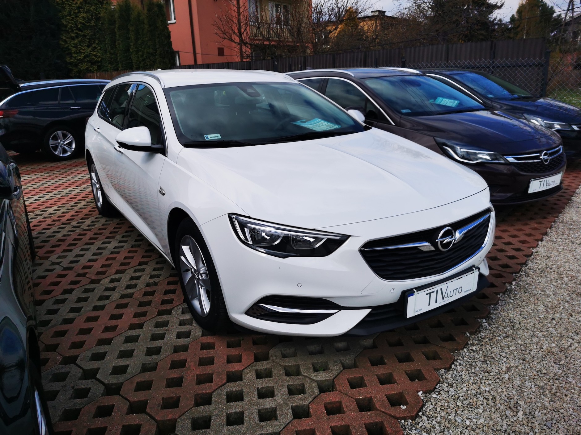 Opel Insignia 2.0 CDTI/170 KM z 2017 roku zwana niegdyś "Królową Lawet" to wydatek 74 900 zł. Ma trochę zalet, m.in. dotąd była w rękach jednego właściciela