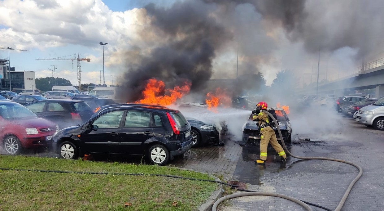 Wielki pożar przy polskim lotnisku, 11 aut zniszczonych przez ogień. Jak do tego doszło?