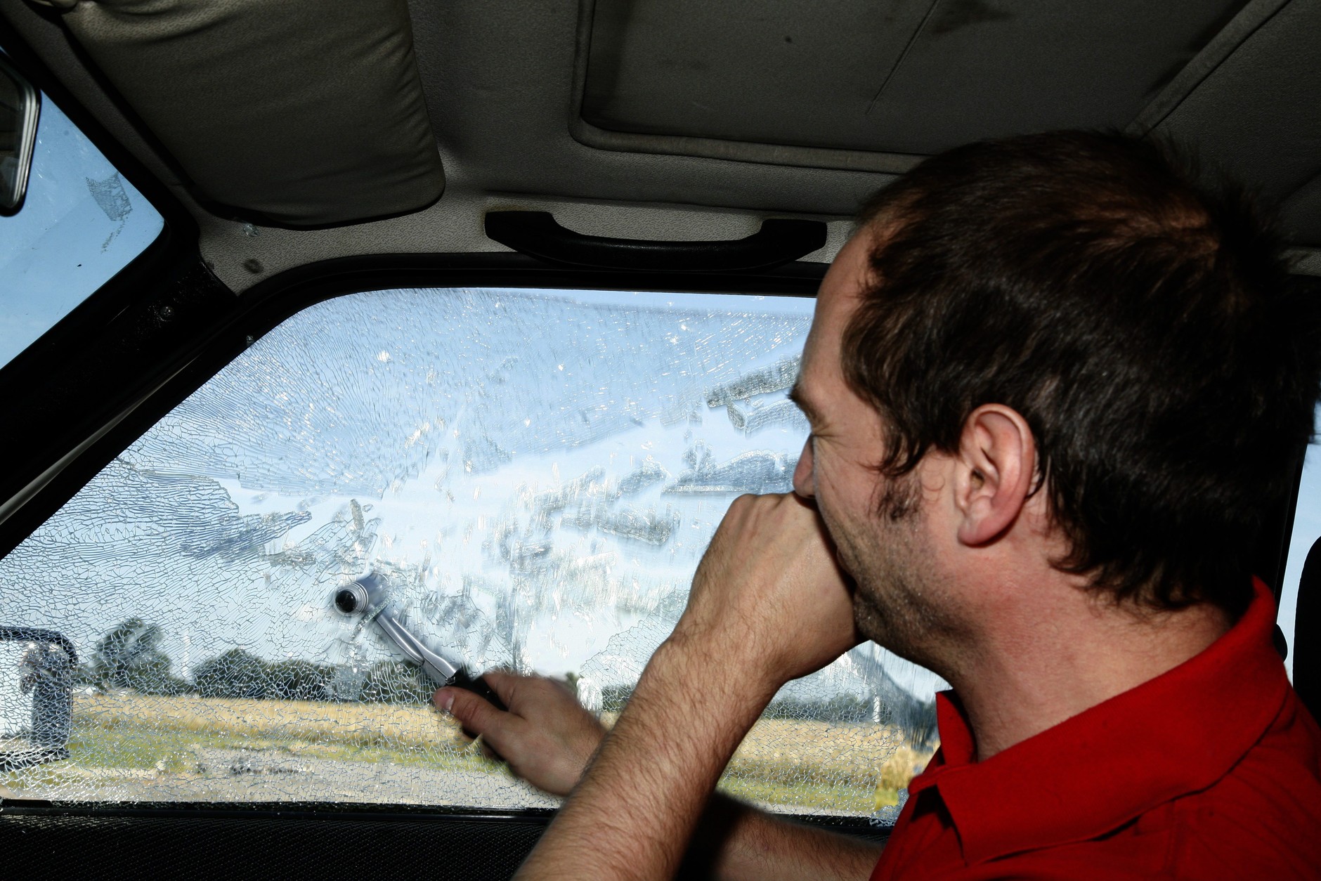 Jak wybić szybę w samochodzie?