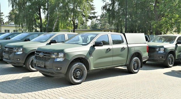 Polscy żołnierze odbierają kluczyki do Fordów Rangerów i jadą pomagać powodzianom
