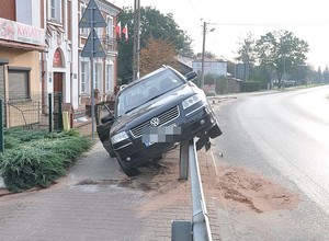Zawiesił auto na barierze i poszedł na komisariat. Był pijany