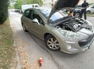 Z auta na parkingu zaczął wydobywać się dym. Szybka reakcja wyręczyła strażaków