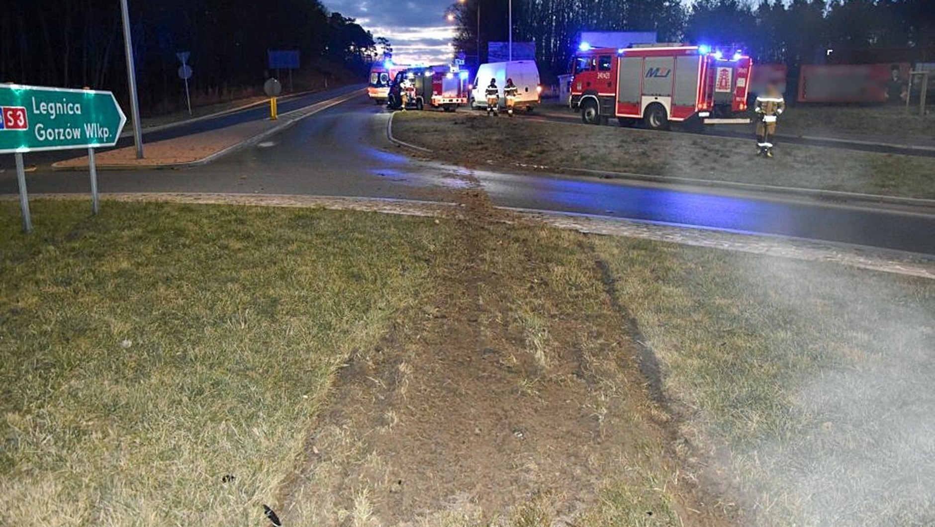 Pijany kierowca przeciął rondo na wprost