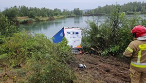 Dwie ciężarówki zderzyły się pod Bolesławcem. Jedna wjechała do jeziora