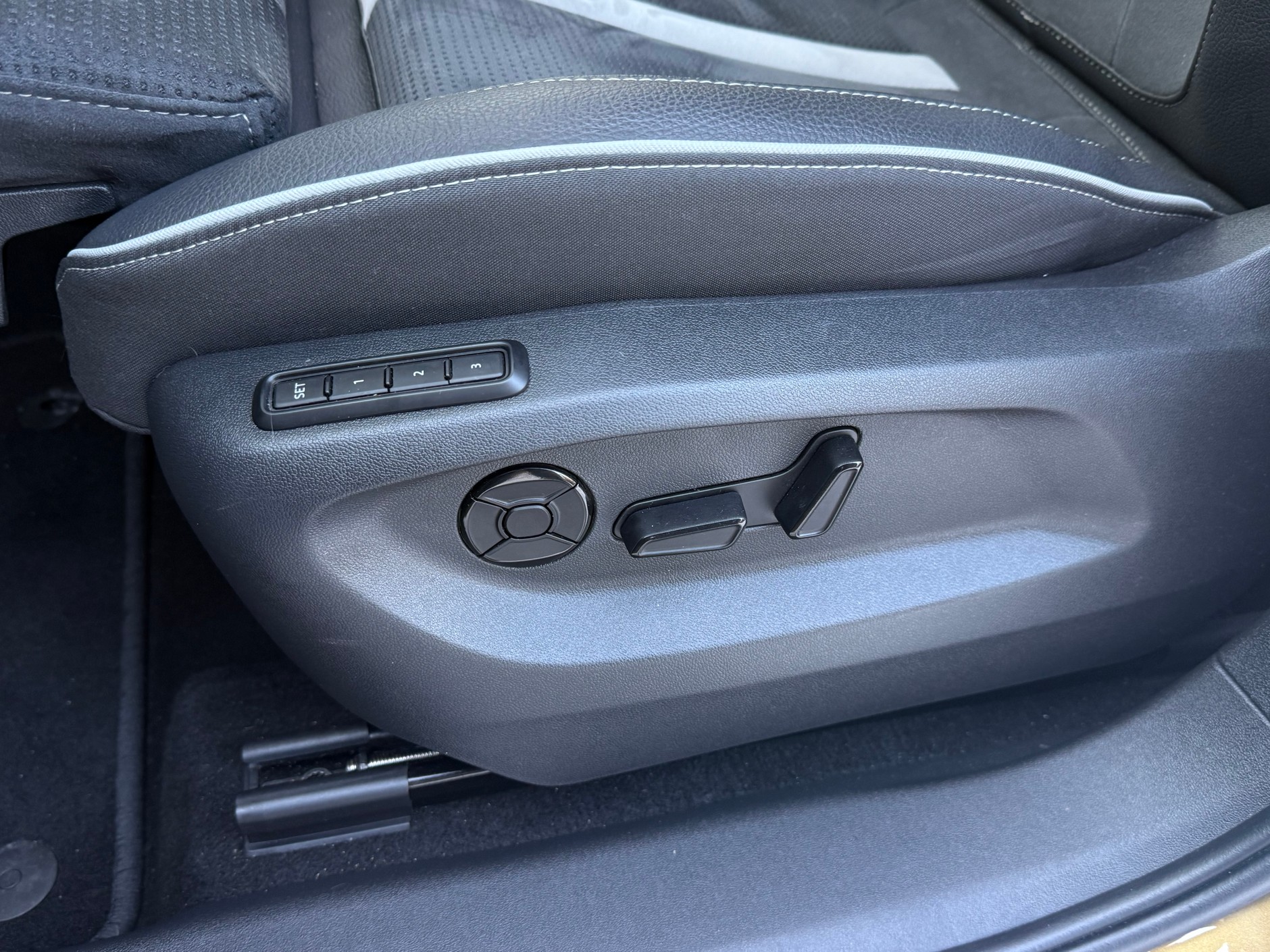 Regulowane elektrycznie fotele są wygodne, można docenić szeroki zakres ustawień