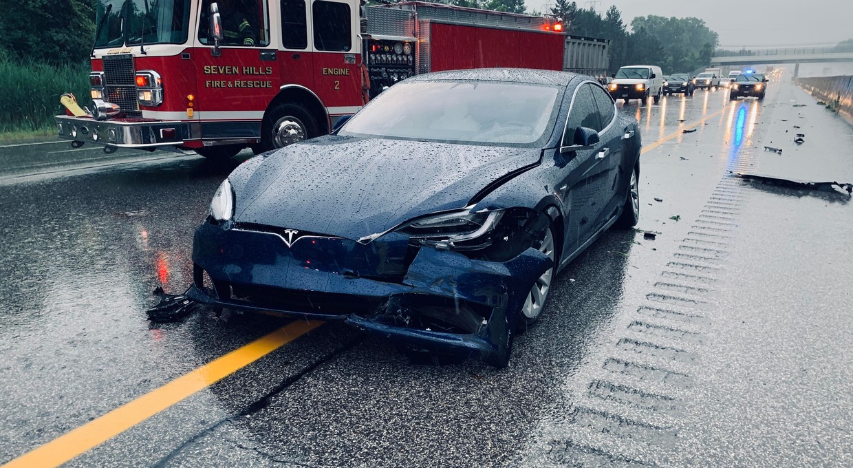 Wypadki z udziałem Autopilota Tesli - dochodzenie NHTSA może objąć nawet 765 tys. aut!