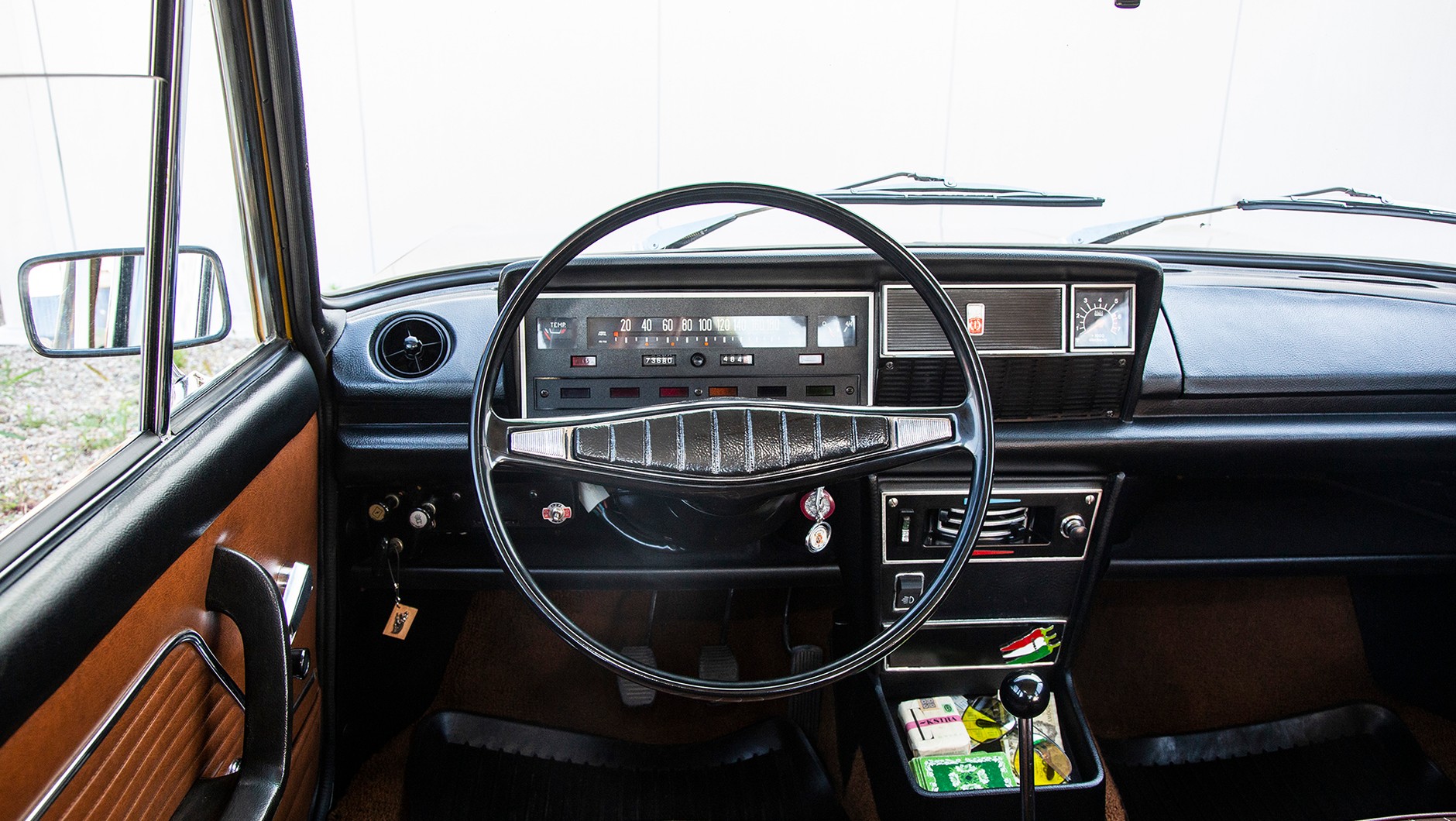 Taśmowy prędkościomierz został w 125p zastąpiony zegarami dopiero pod koniec produkcji, w 1988 roku. 
Po modernizacji Fiata w 1975 roku pojawiły się m.in. obrotomierz 
i zagłówki.