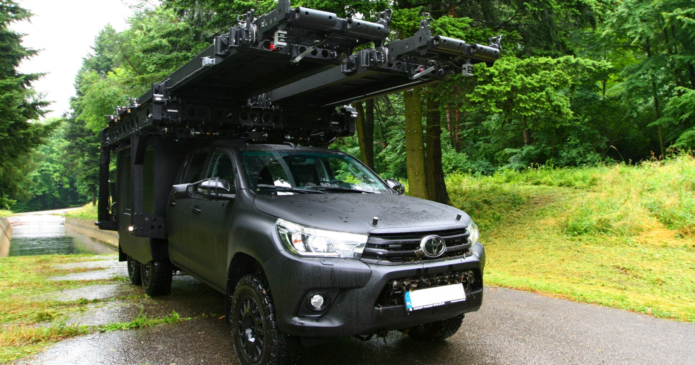 Toyota Hilux 6x6 dla policyjnych oddziałów antyterrorystycznych