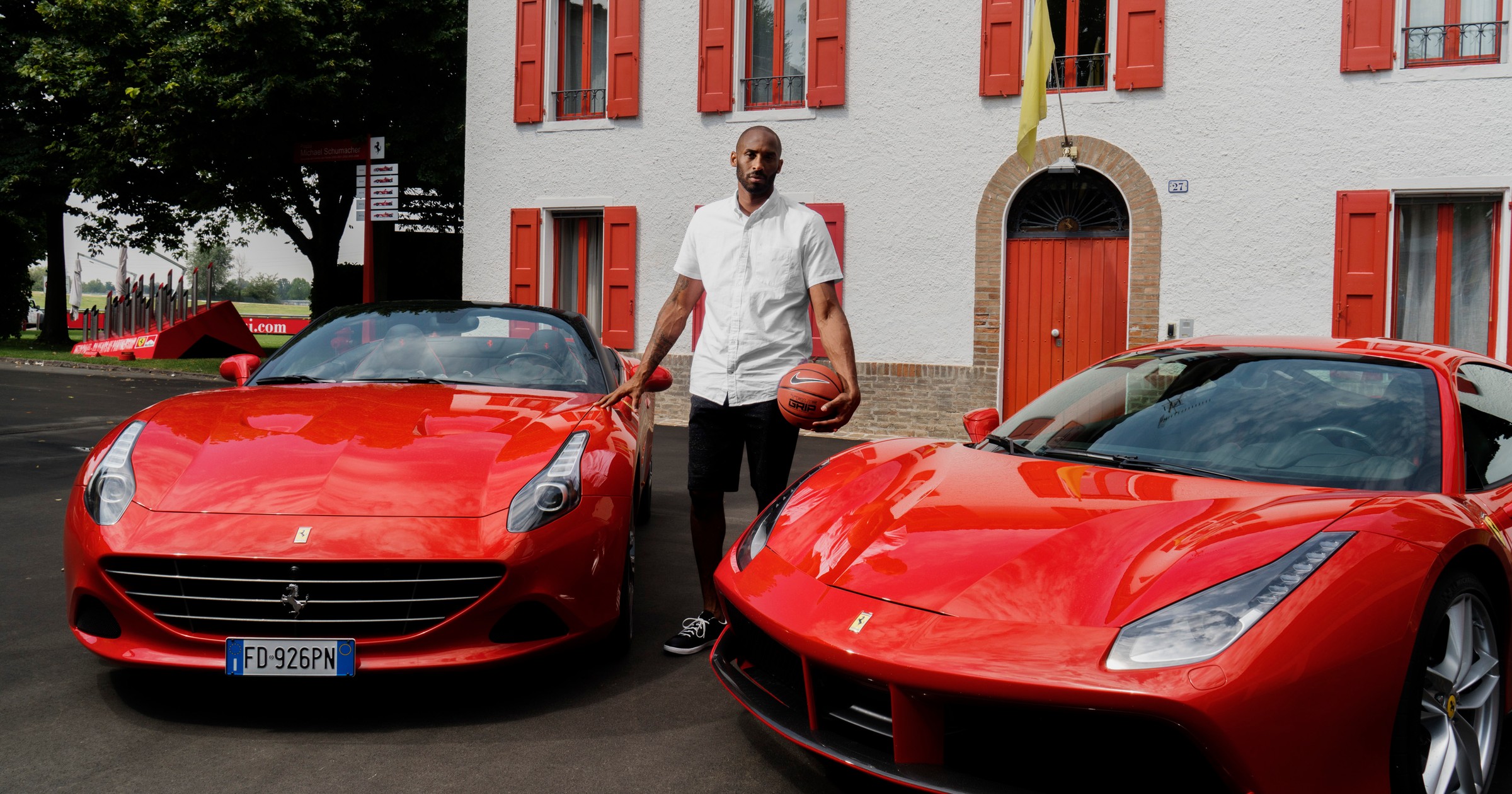 Kobe Bryant przy Ferrari California T i 488 GTB w siedzibie marki w Maranello