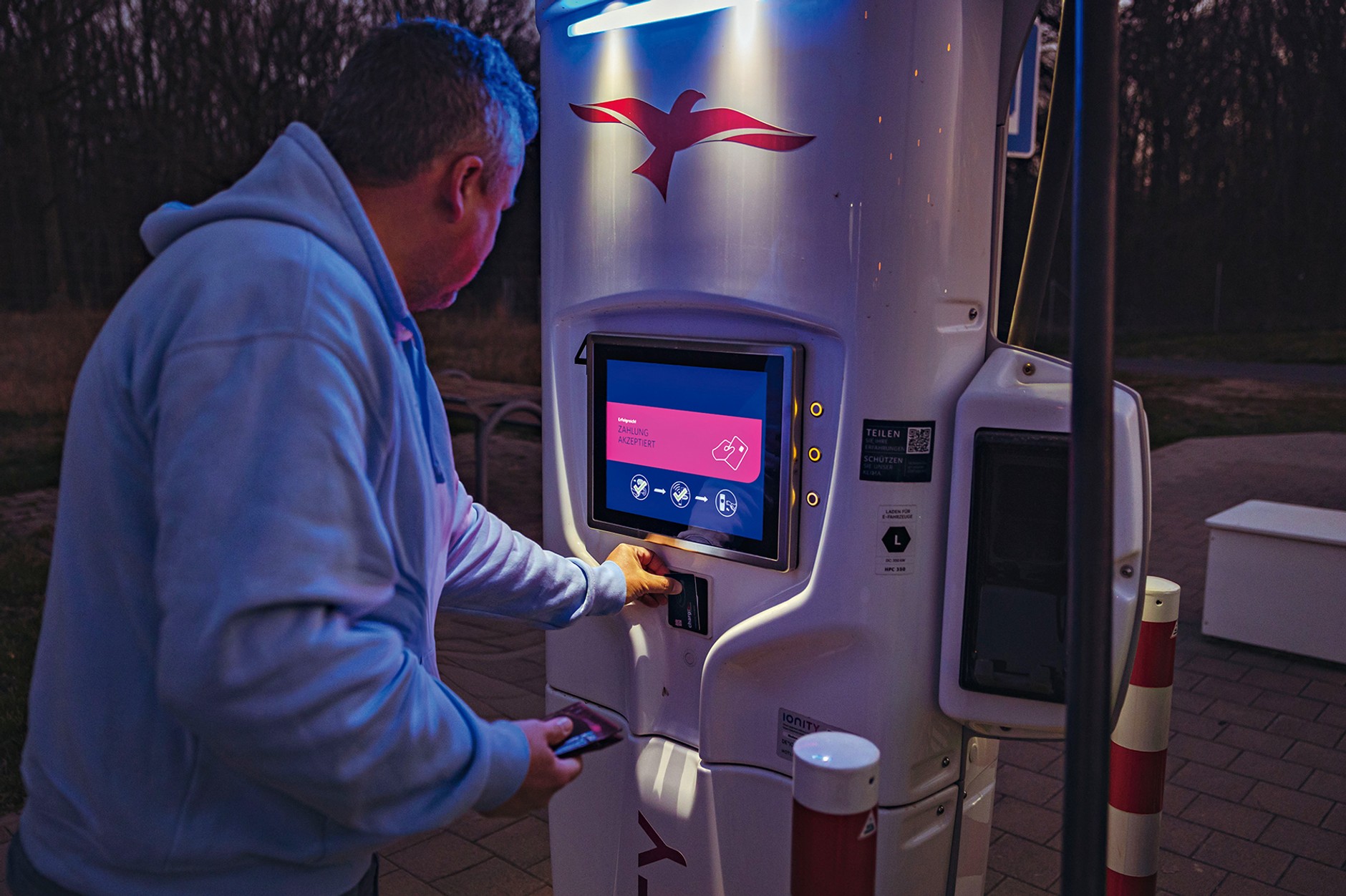 Genesis GV60 w drodze przez Alpy