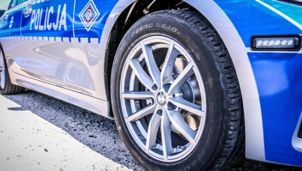 Radiowóz z rządowej kolumny zderzył się z innym autem. Dwaj policjanci poważnie poszkodowani