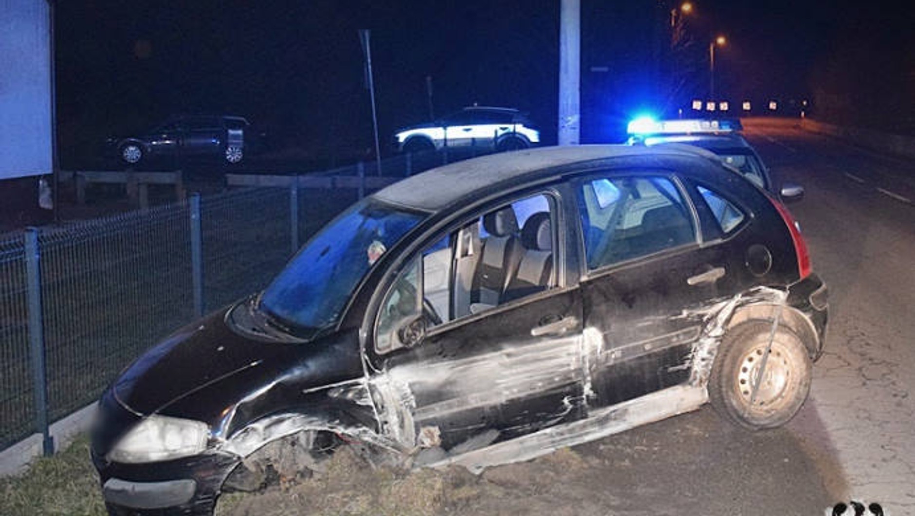 Kierowca zostawił auto na poboczu