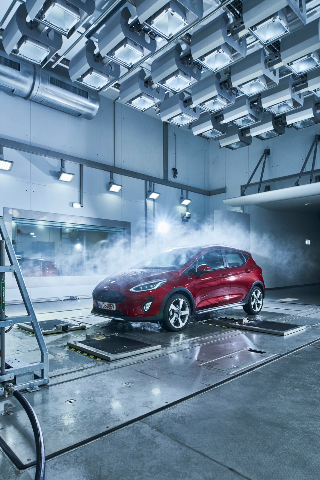 W tunelu aerodynamicznym testuje się samochody przy wietrze o prędkości do 120 km/h