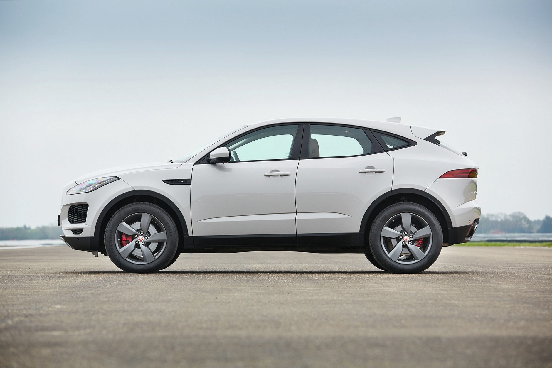 Porównanie: Jaguar E-Pace i Volvo XC 40 - małe Suv-y, duża frajda?