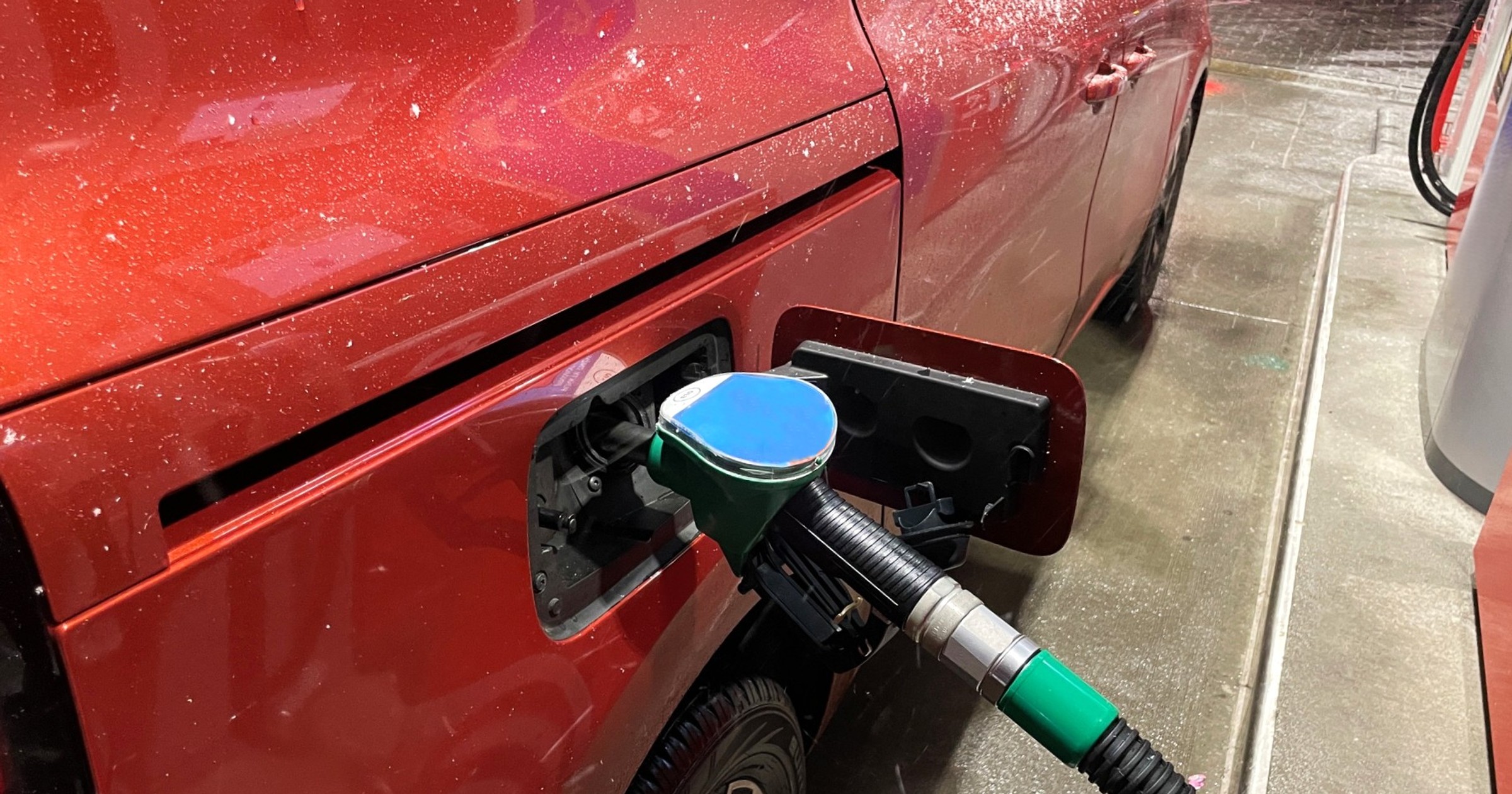 Tankowanie samochodu w zimie