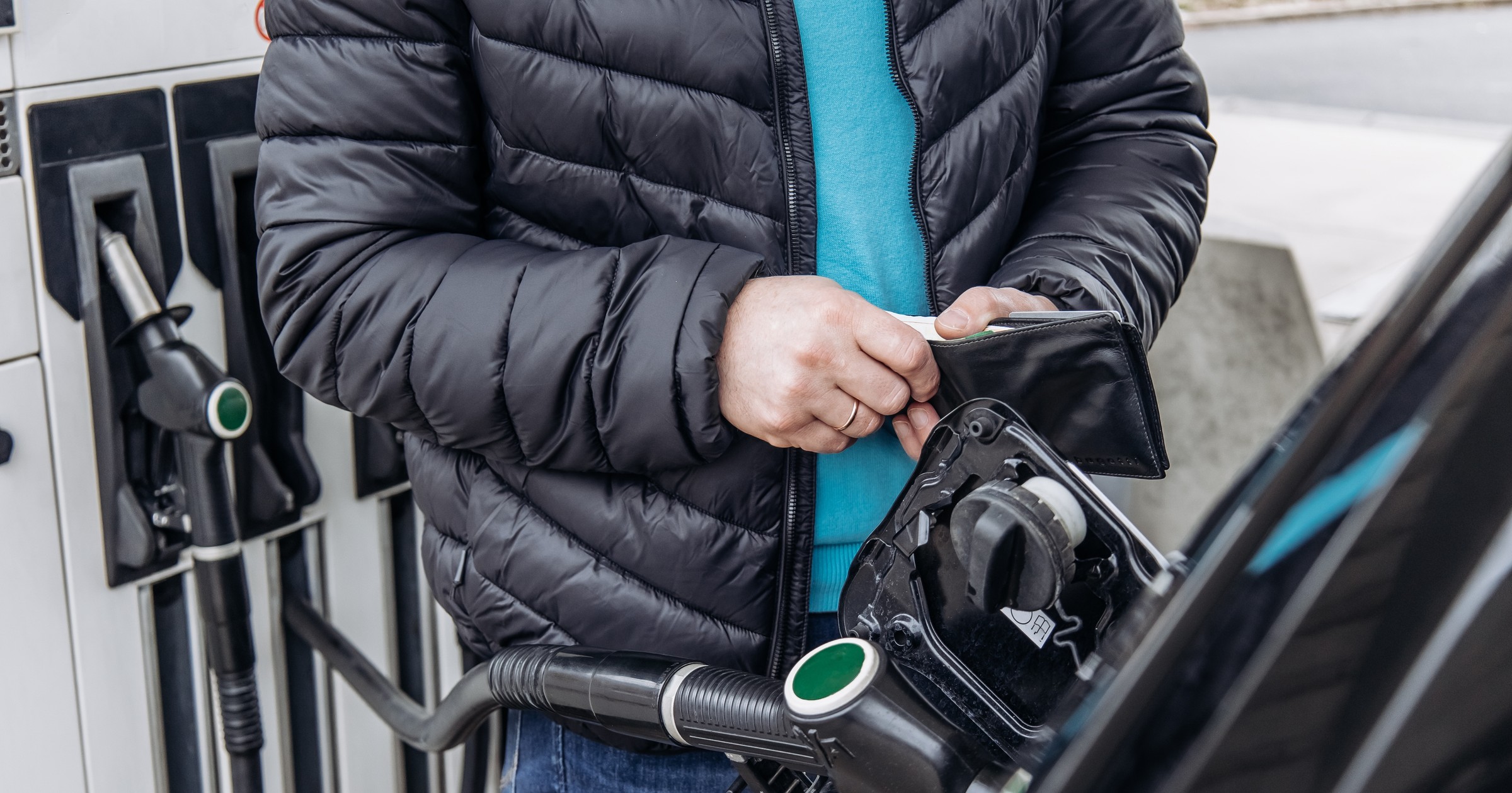 Podwyżki na stacjach czujemy w portfelach. Na ile litrów paliwa stać na dziś, a ile mogliśmy kupić kiedyś?