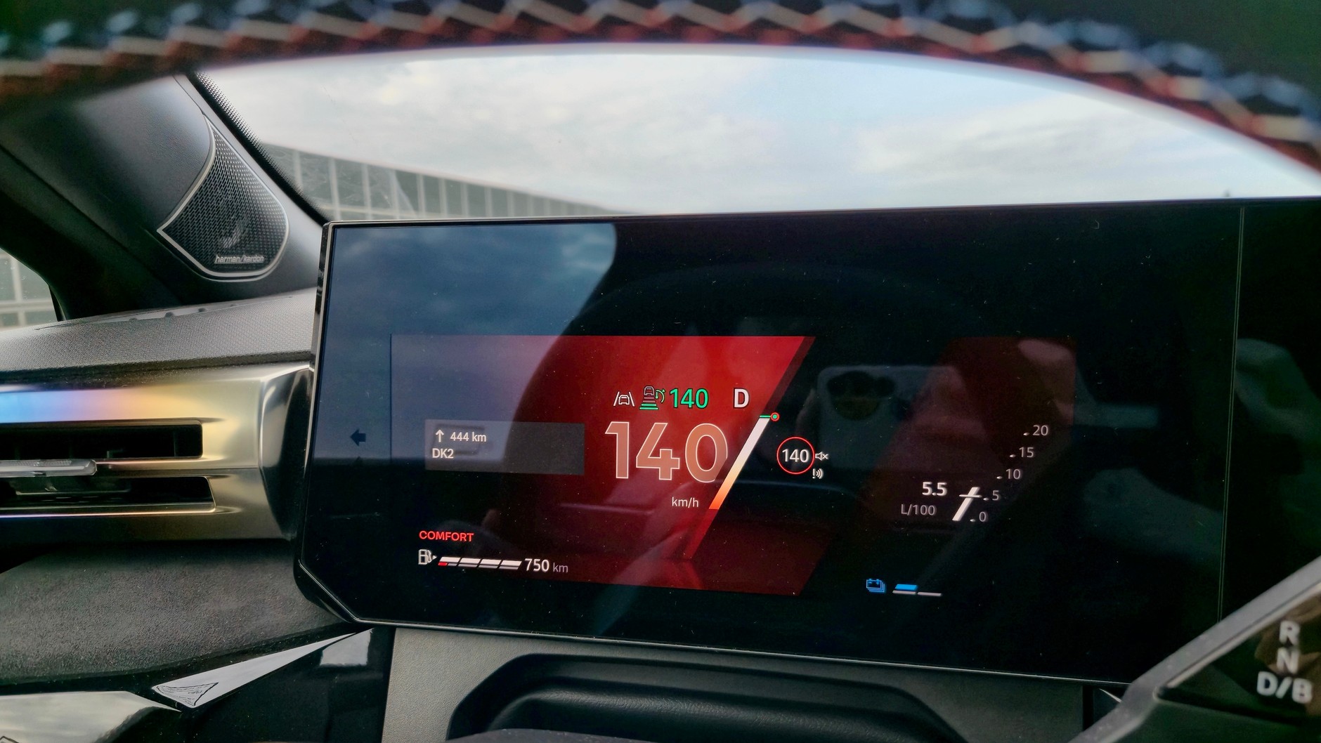 Hybrydowe Renault Clio na autostradzie