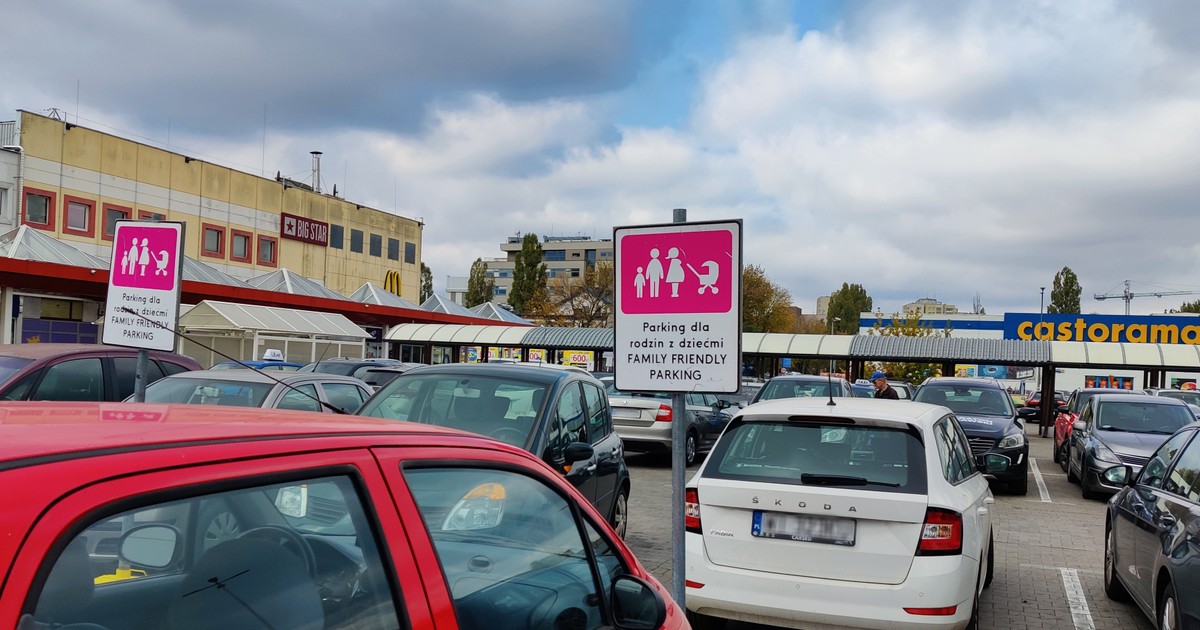 Miejsce dla rodzin z dziećmi pod supermarketem