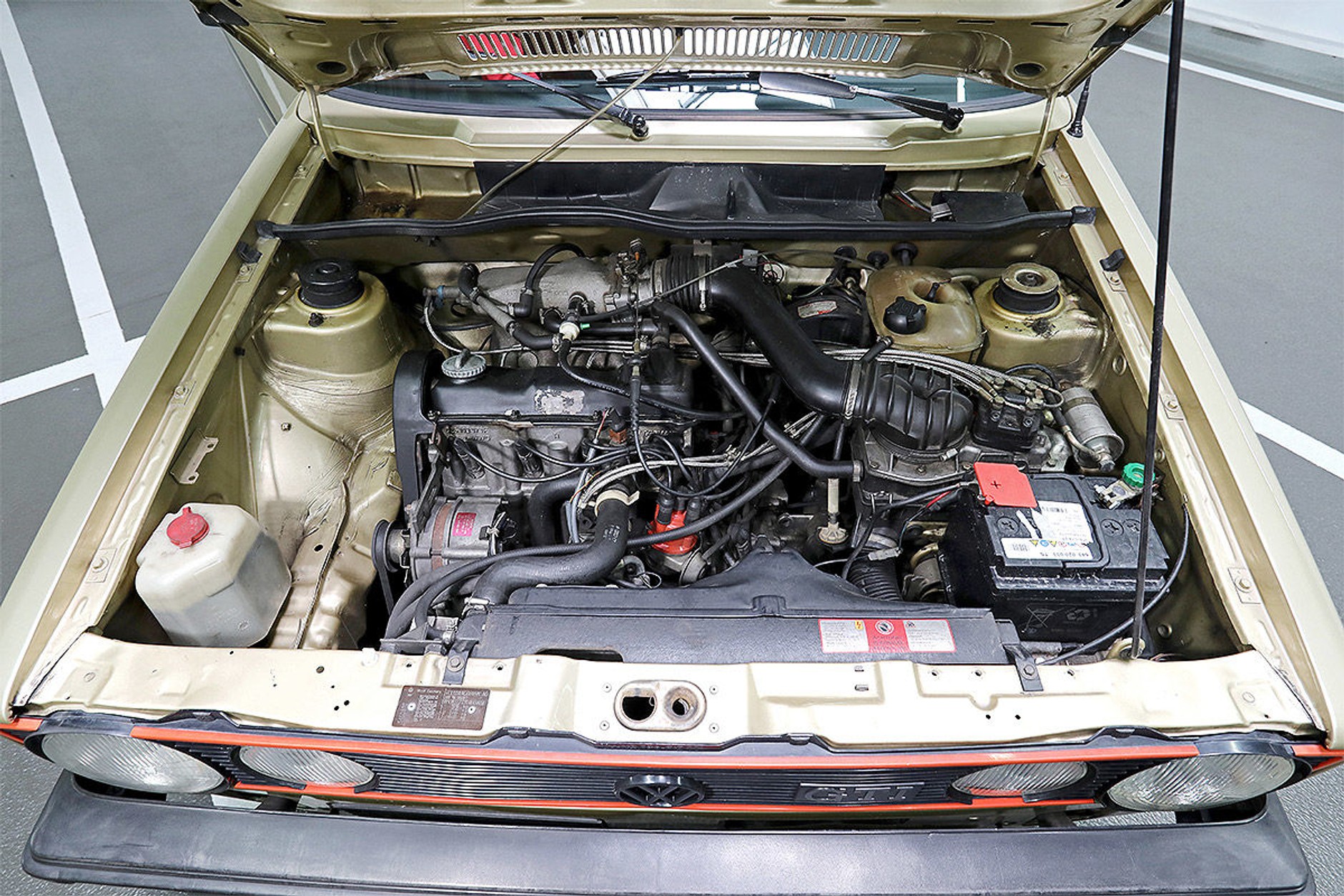 Tak powinno jeździ prawdziwe GTI – Volkswagen Golf 1 GTI Pirelli