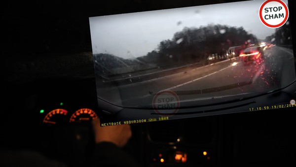 Bezpieczny odstęp na bandytów drogowych działa jak płachta na byka. Wyprzedzanie z prawej, hamulec i ucieczka [ANALIZA]