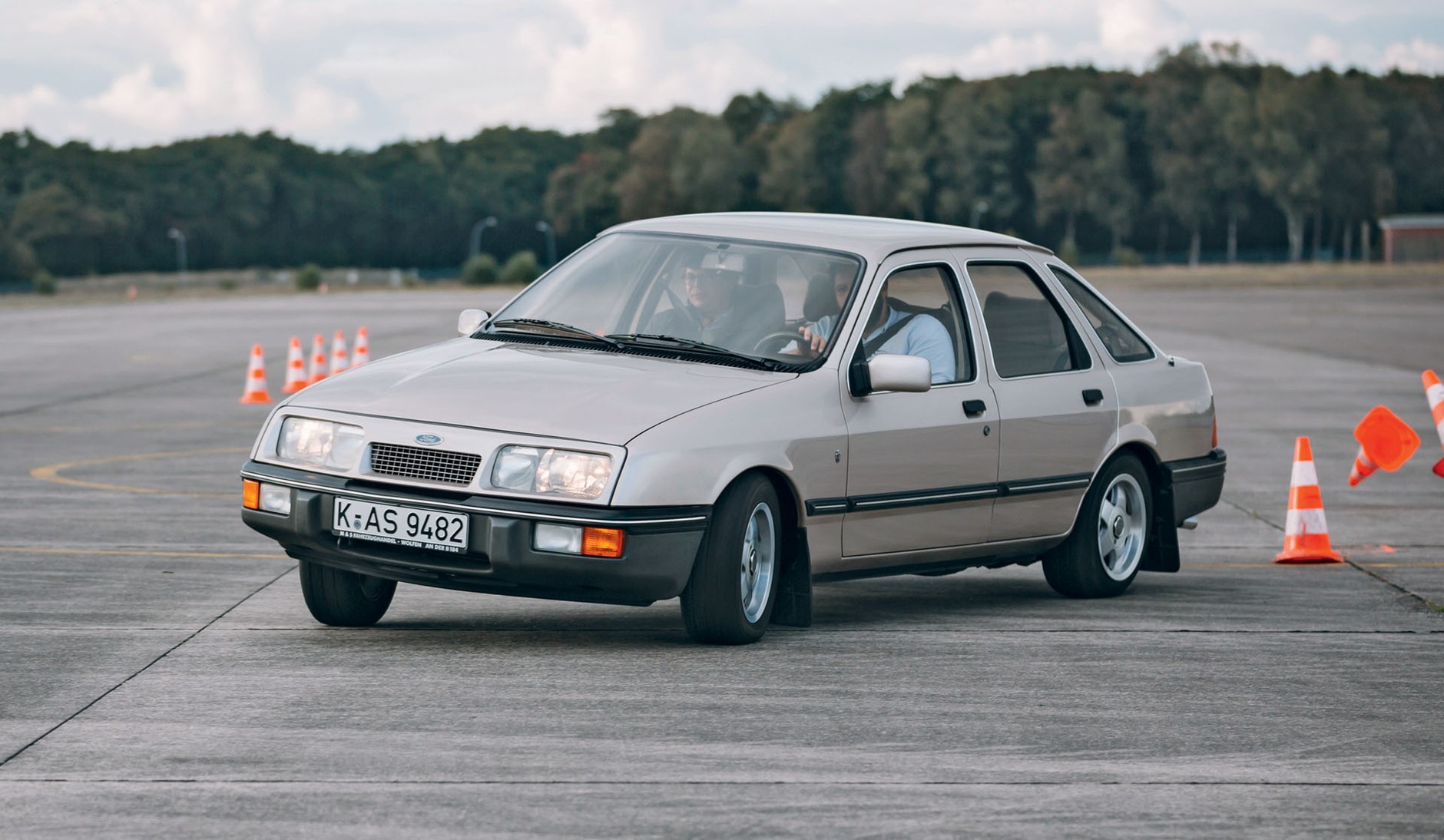 Ford Sierra 1.6 - pobudzająco pohhylona
