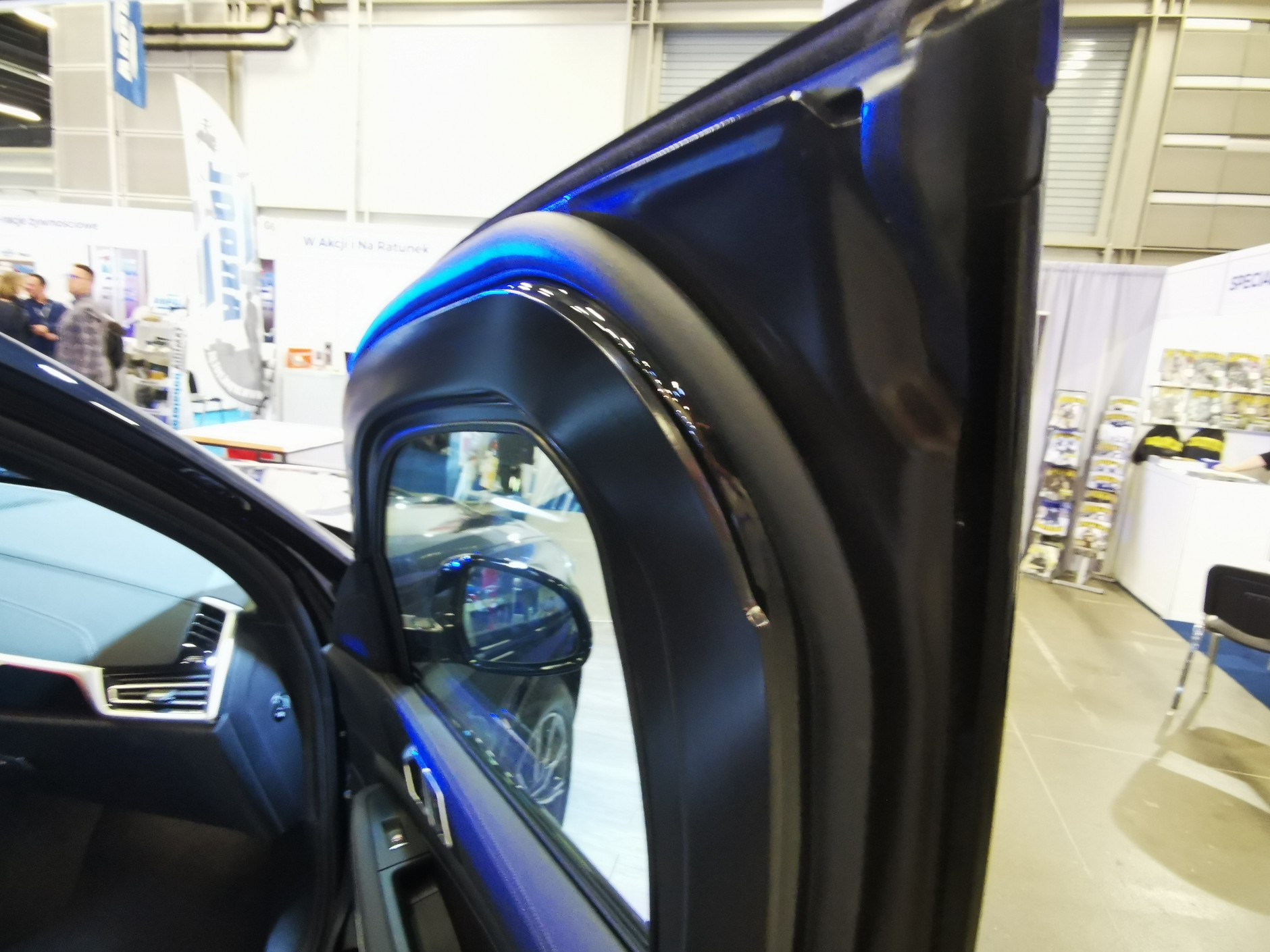 Specjalne szyby o grubości 30 mm mają chronić przed ostrzałem nawet z kałasznikowa czy wybuchem np. granatu.