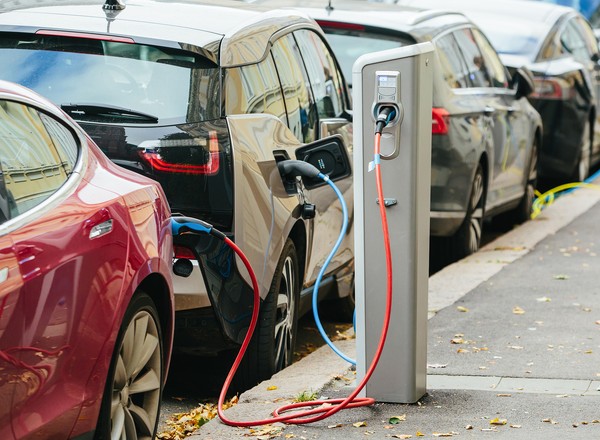 Czy jazda elektrykiem jest tańsza niż autem spalinowym? Podano liczby