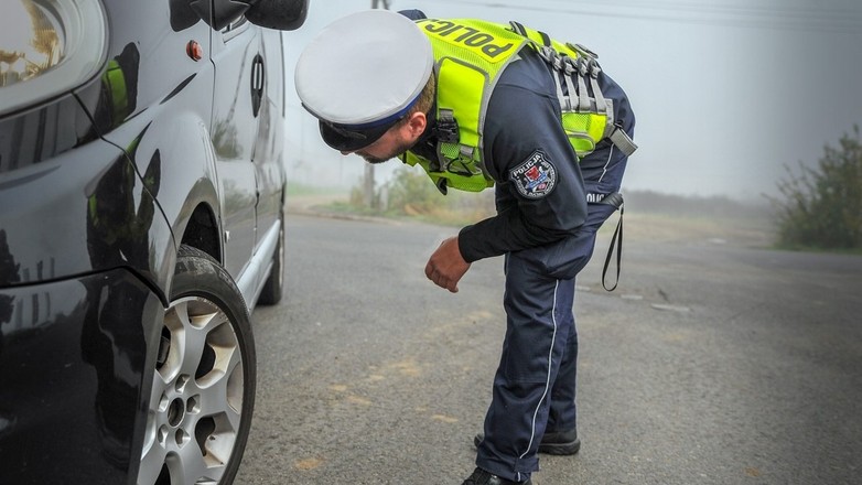 Sprawdzenie opon podczas policyjnej kontroli drogowej