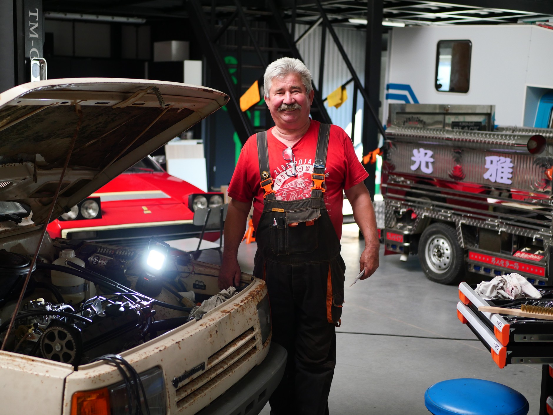 Minister Leszek przy pracy – to nadworny mechanik Muzeum Motoryzacji Wena w Oławie