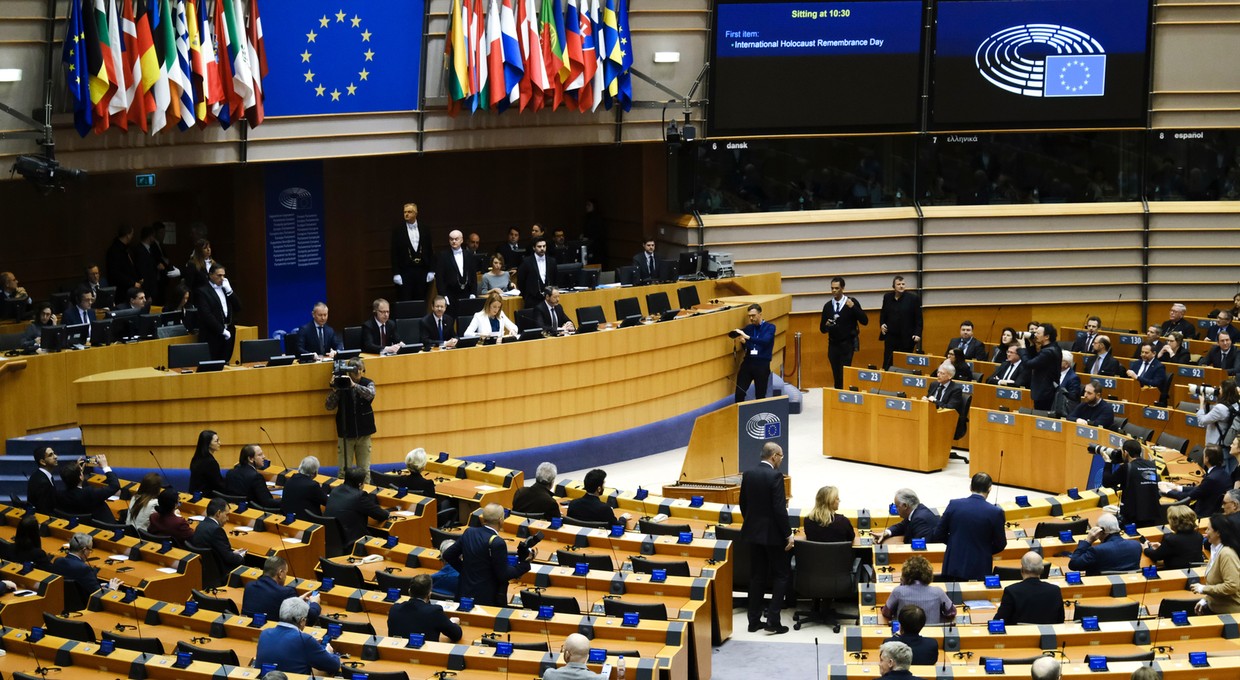 Rok temu głosowali za zakazem aut spalinowych. Sprawdziliśmy, czym sami jeżdżą